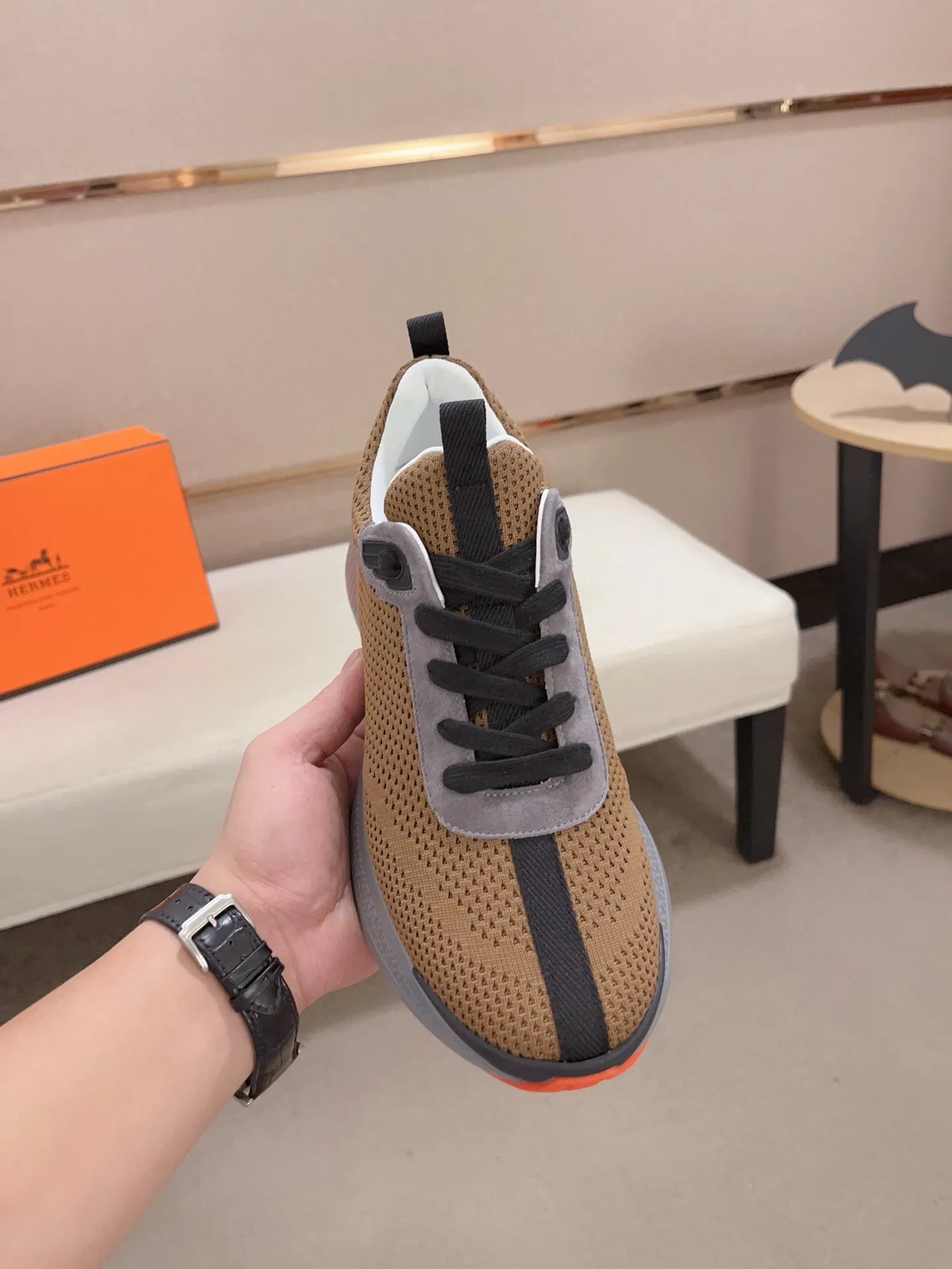Factory price: 540💰《HERMES》【Classic Original Version】Hermès; Top 🔝 Purchasing Agency 🔍🔍Men's latest 🇺🇸 counters are on sale simultaneously, original imported from Italy ▲▲Silk cowhide with breathable fabric ▲▲ (high-end and expensive Qi·Grade) Exquisite workmanship (Italian 🇮🇹Imported water-dyed 🐂cowhide lining) Sole: Original sole provided by the original factory, ⚠️Exclusive double-layer activity·TPR·Rubber·Combined molded outsole; Super·comfortable·wear-resistant·non-slip·environmental protection The real thing is more beautiful if you take the real thing (high quality, follow the order), you can enter and exit the counter at will * Number of yards: 38·39·40·41·42·43·44# (can be customized 45.)